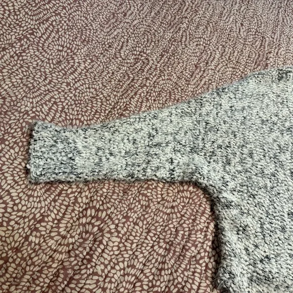 Pink Lily Boutique White/Blk Batwing Fuzzy Propcorn Material Sweater L - Picture 2 of 5